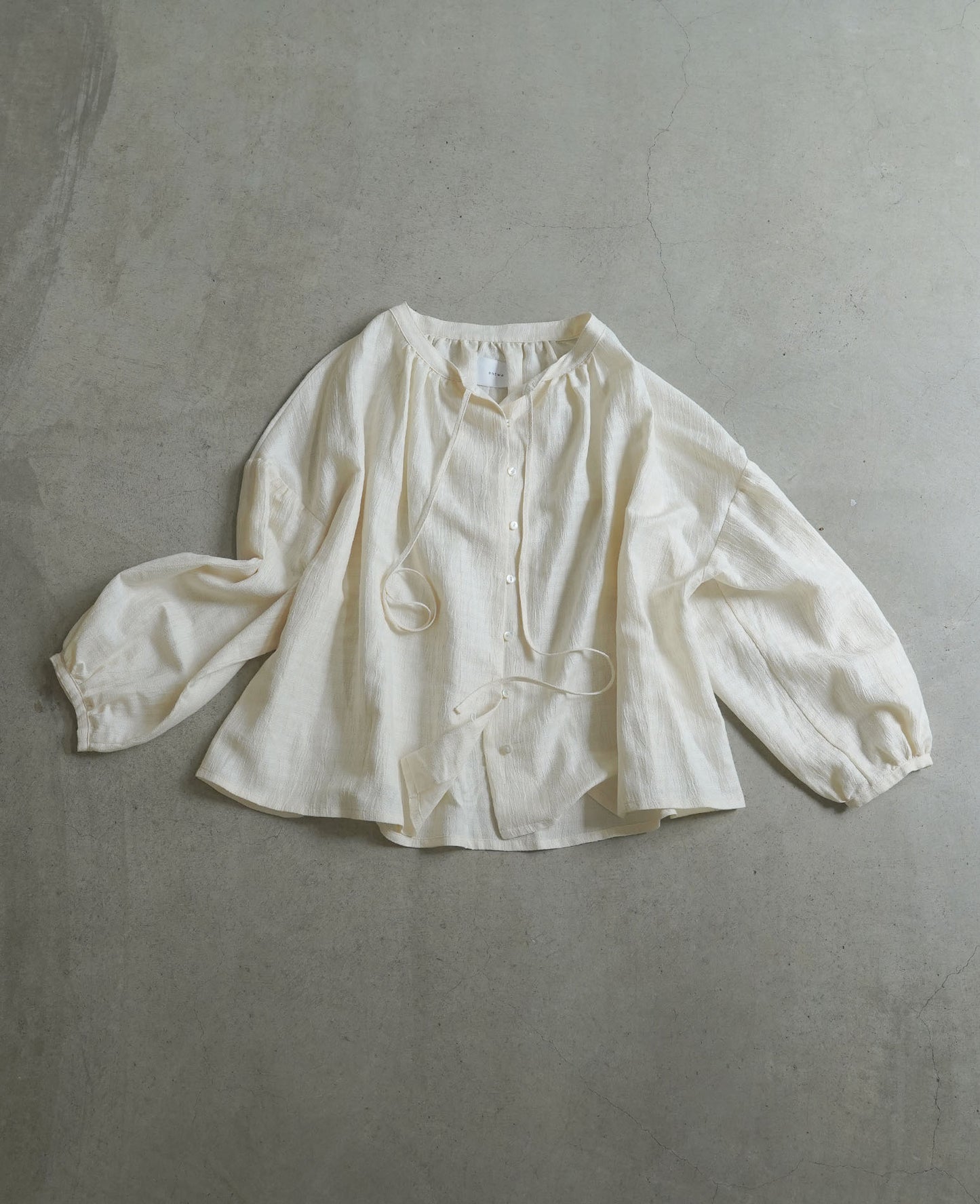 Boat neck gathered blouse / linen cotton dobby