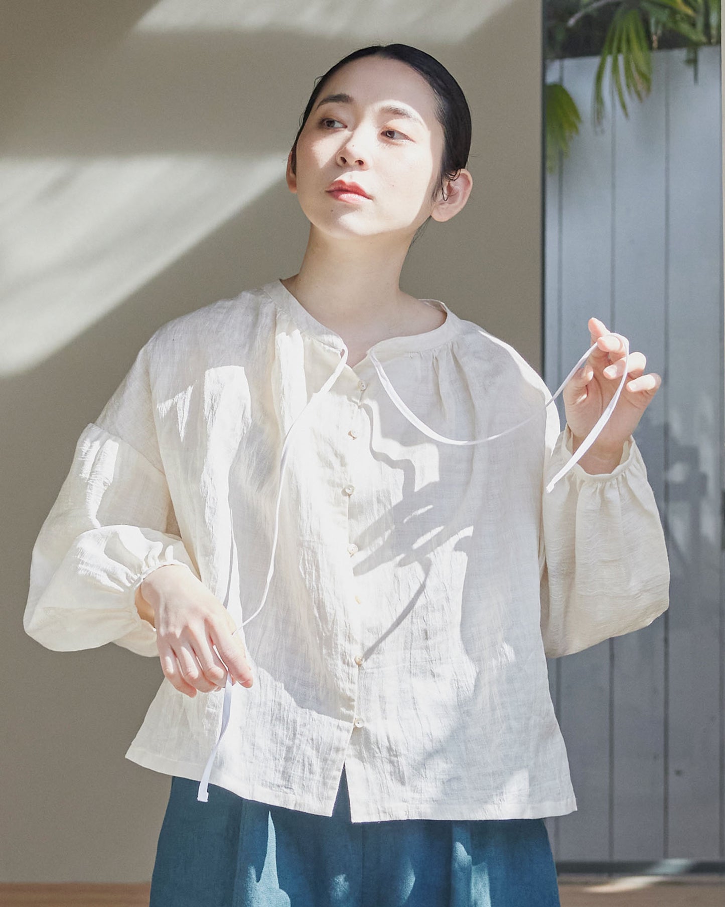 Boat neck gathered blouse / linen cotton dobby