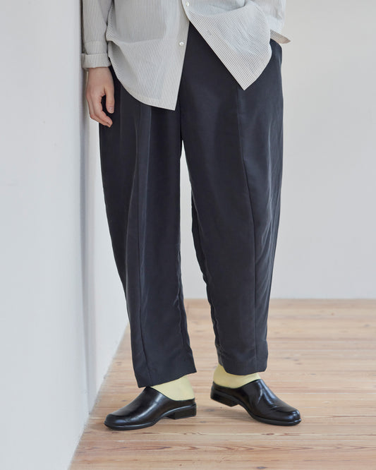 Tapered pants in smooth modal in smoke black
