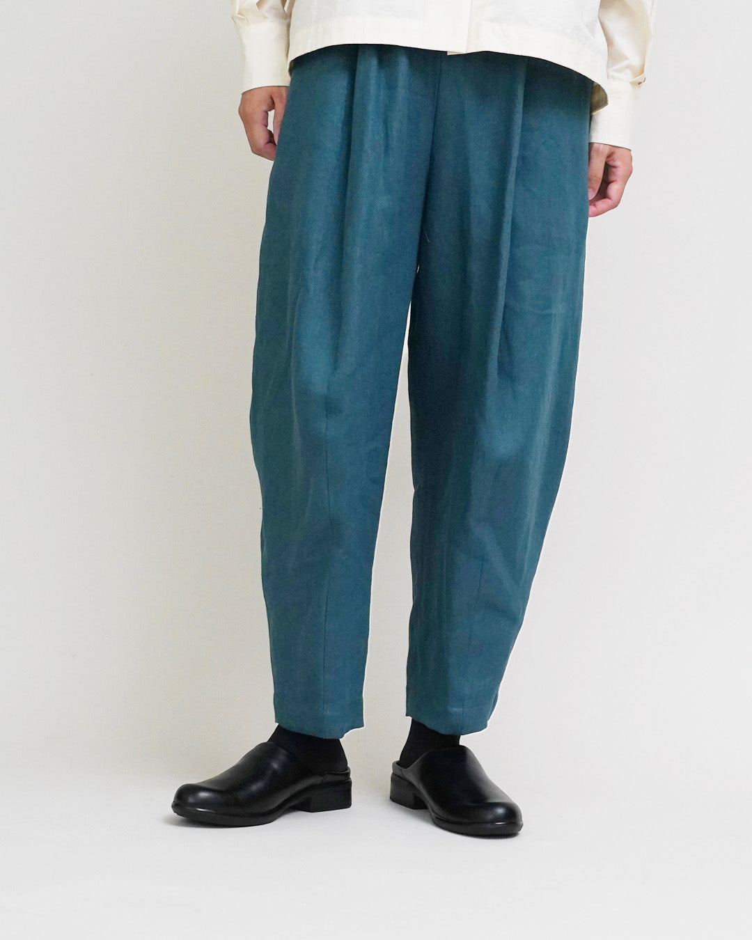 [Available from 12:00 PM on Saturday, September 13th] Tapered Pants / Heavy Linen Twill / Green