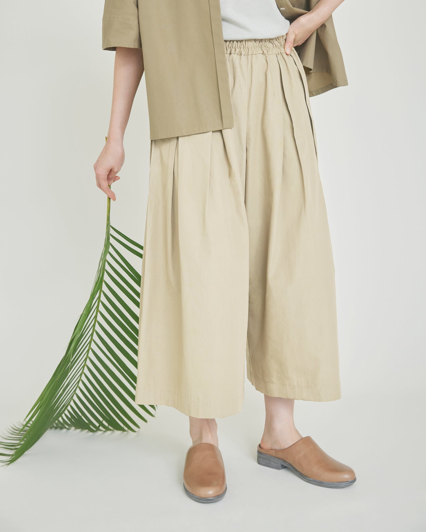 [On sale Saturday, August 8 at 12:00 p.m.] Tuck Pants / Compact Weather