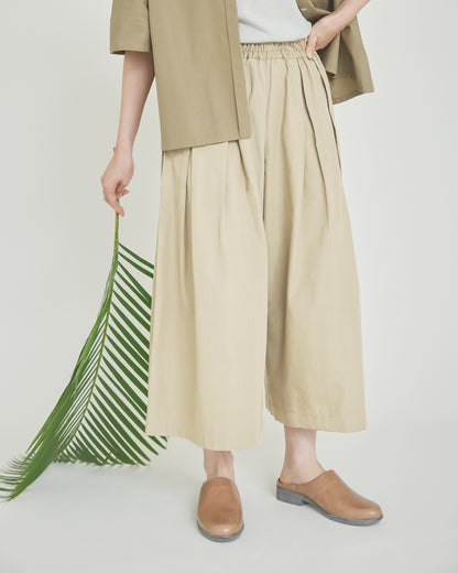 [On sale Saturday, August 8 at 12:00 p.m.] Tuck Pants / Compact Weather