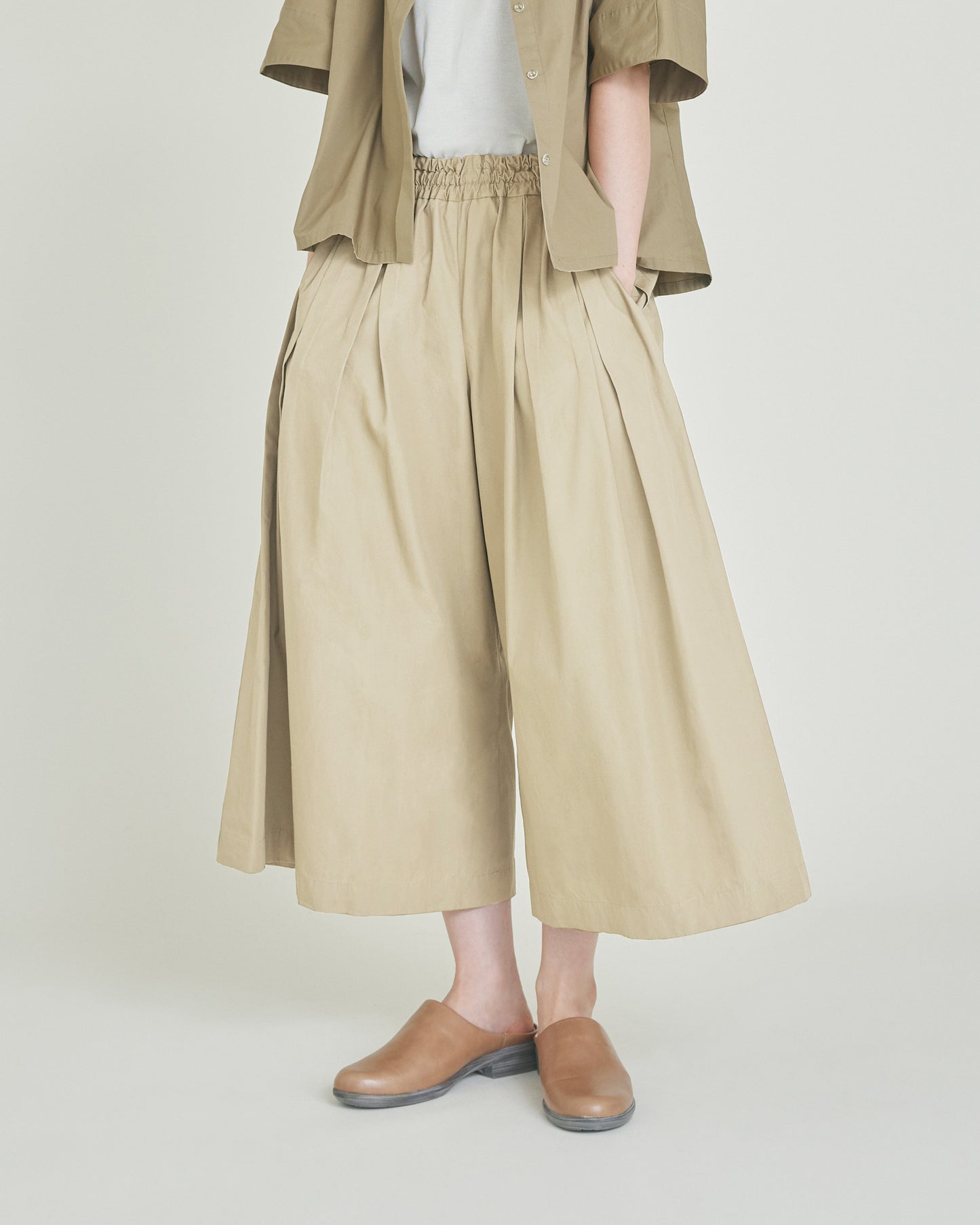 [On sale Saturday, August 8 at 12:00 p.m.] Tuck Pants / Compact Weather