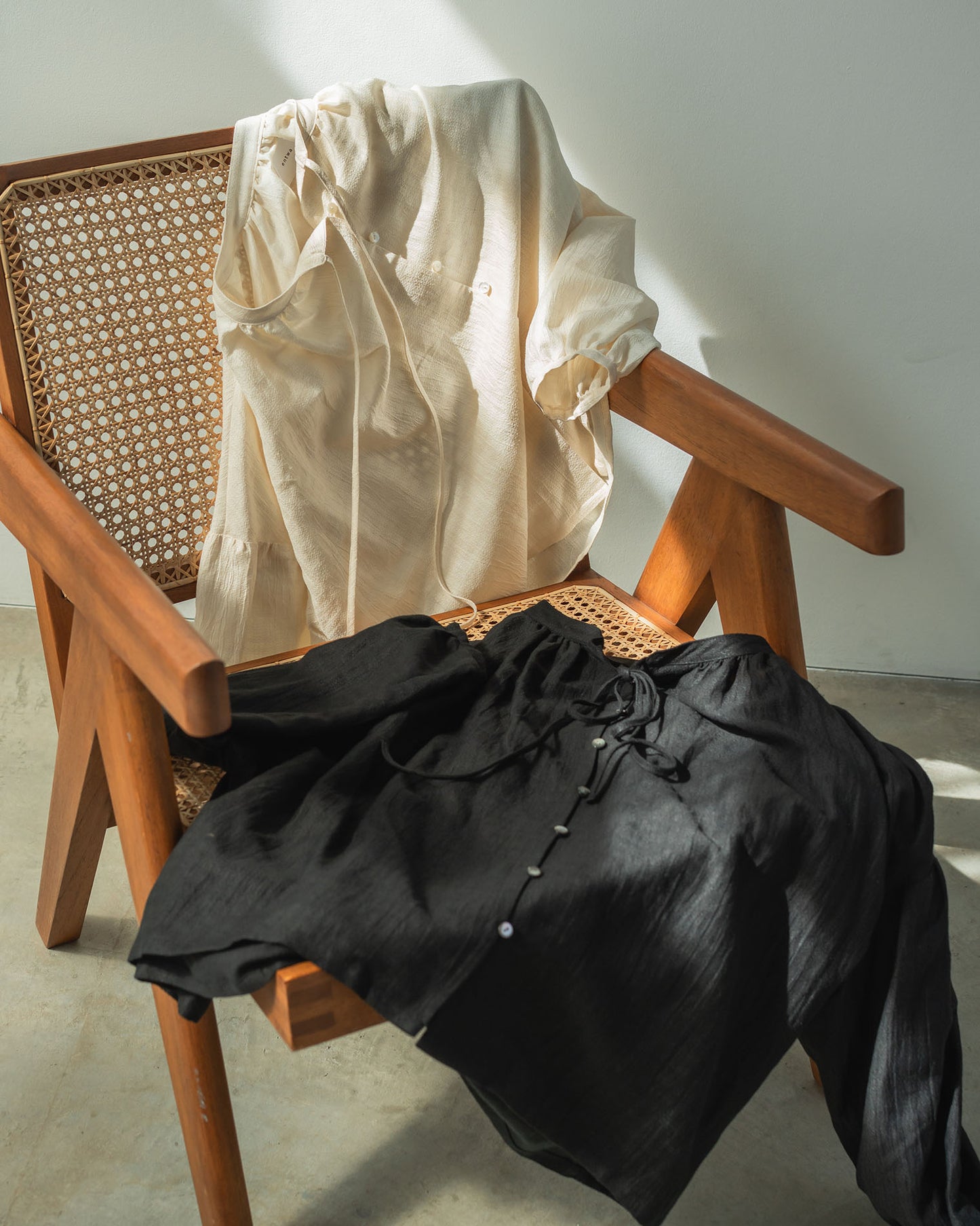 Boat neck gathered blouse / linen cotton dobby