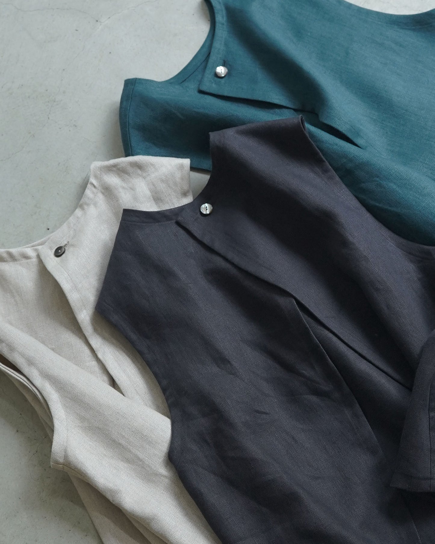 [Available from 12:00 PM on Saturday, September 13th] Tucked Vest / Heavy Linen Twill / Green
