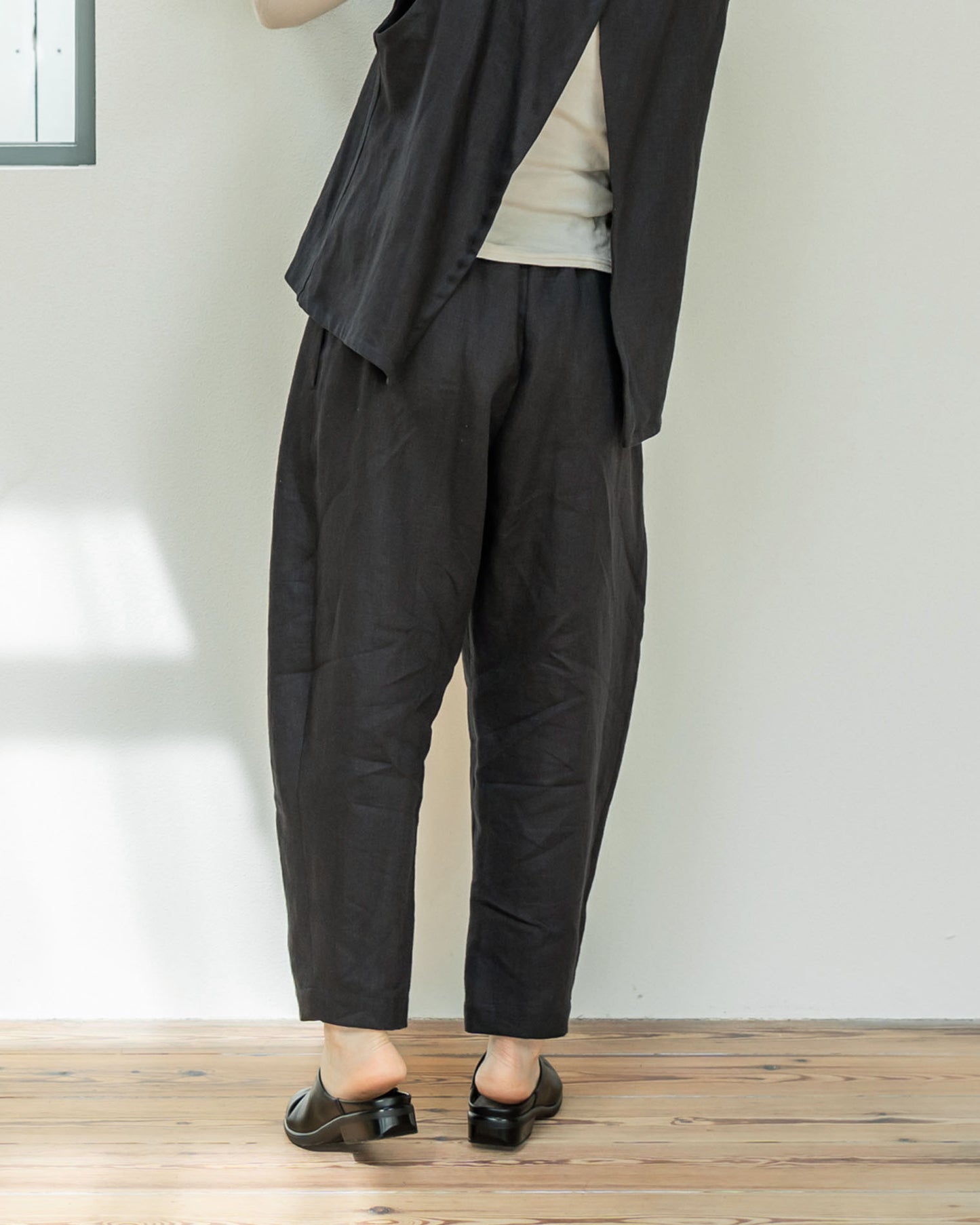 [Available from 12:00 PM on Saturday, September 13th] Tapered Pants / Heavy Linen Twill / Black