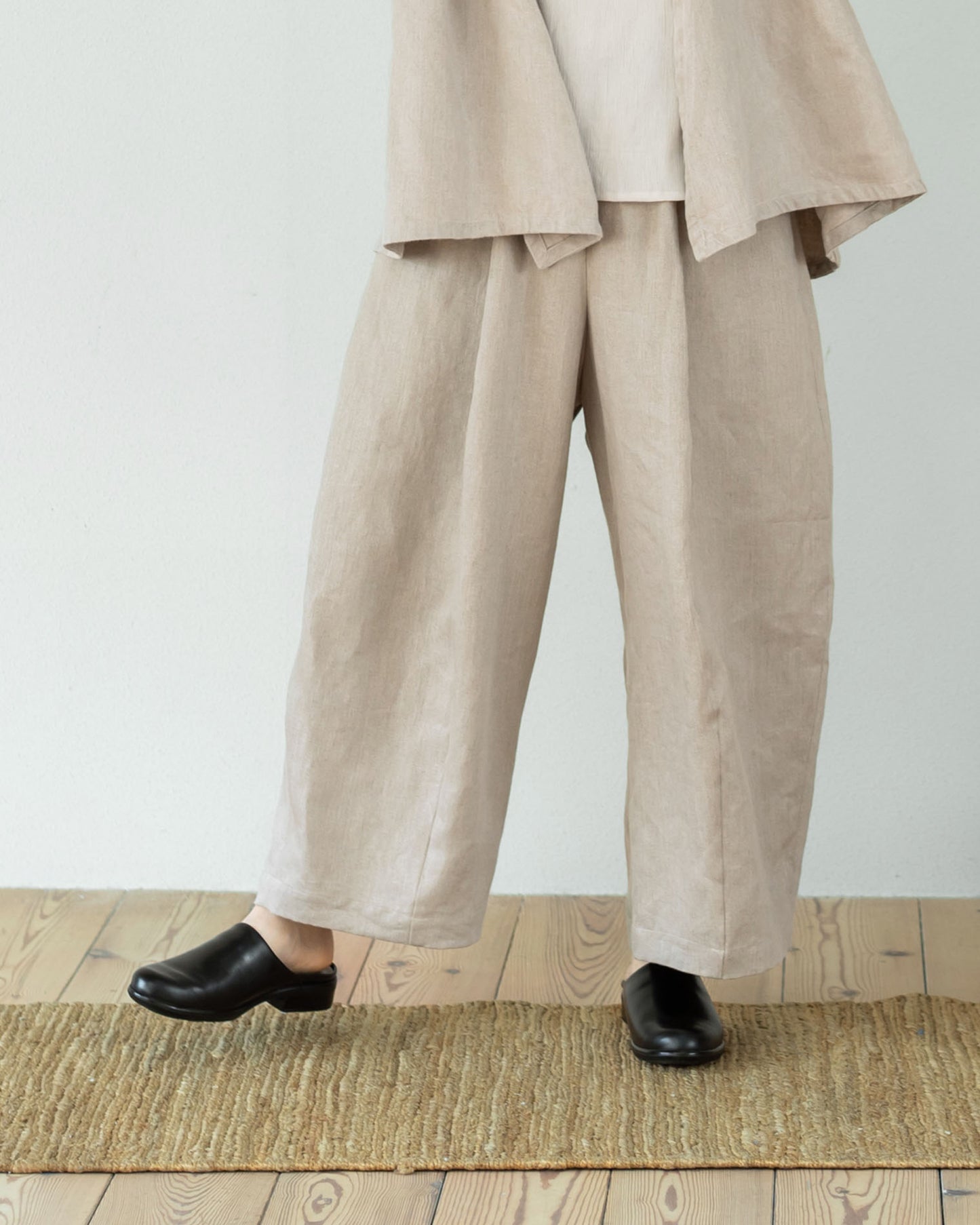 [Available from 12:00 PM on Saturday, September 13th] Wide-leg pants / Heavy linen twill / Beige