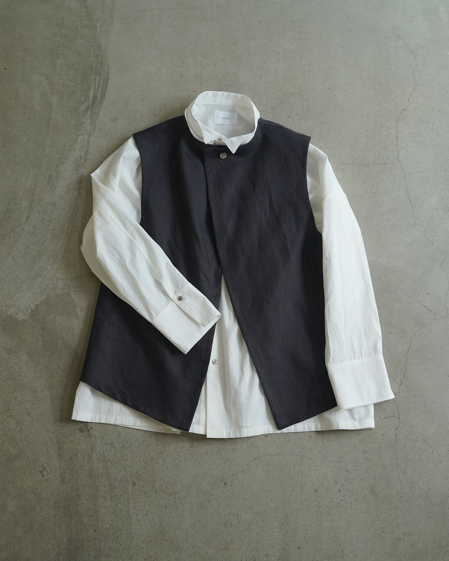 [Available from 12:00 PM on Saturday, September 13th] Tuck Vest / Heavy Linen Twill / Black