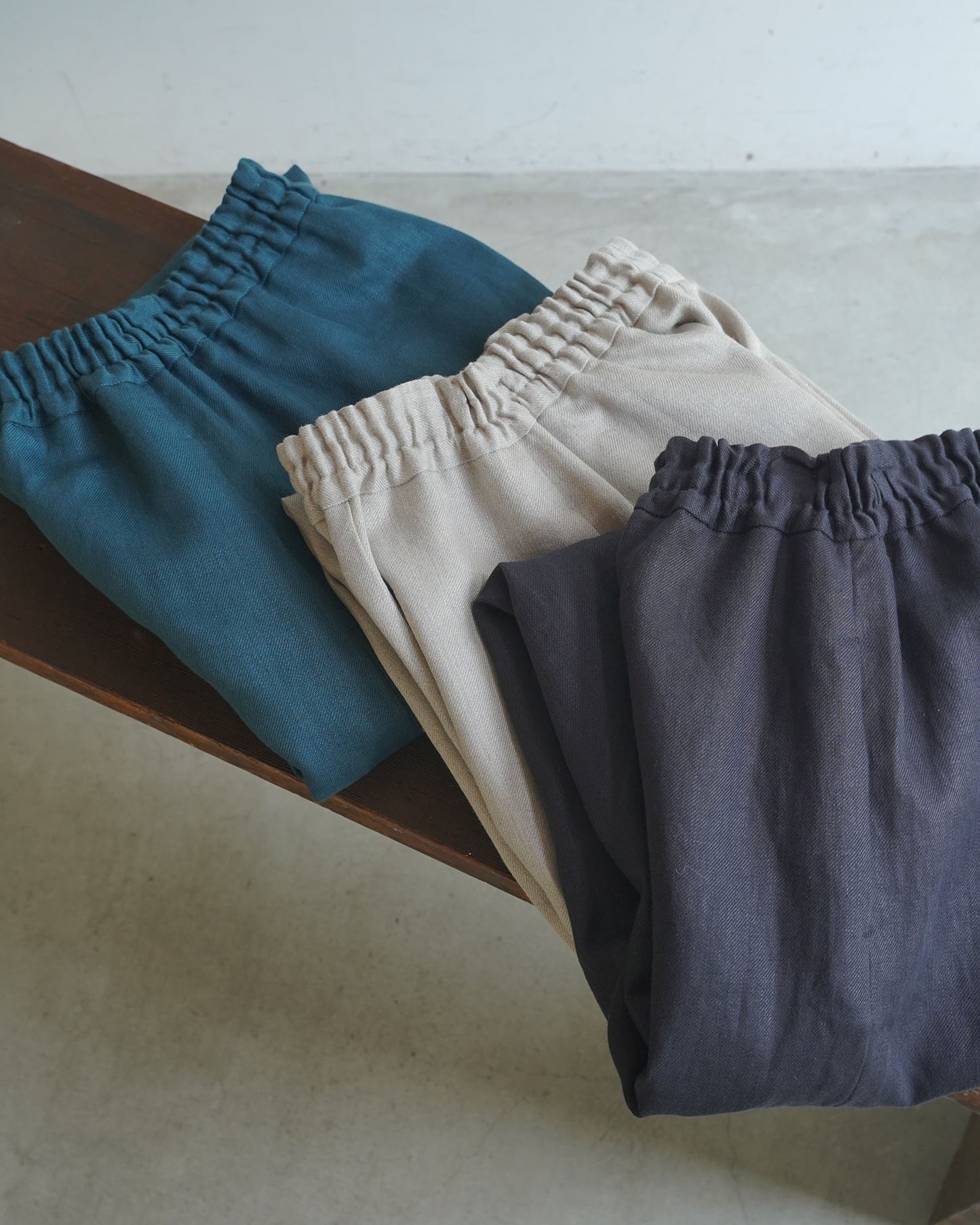 [Available from 12:00 PM on Saturday, September 13th] Wide-leg pants / Heavy linen twill / Beige
