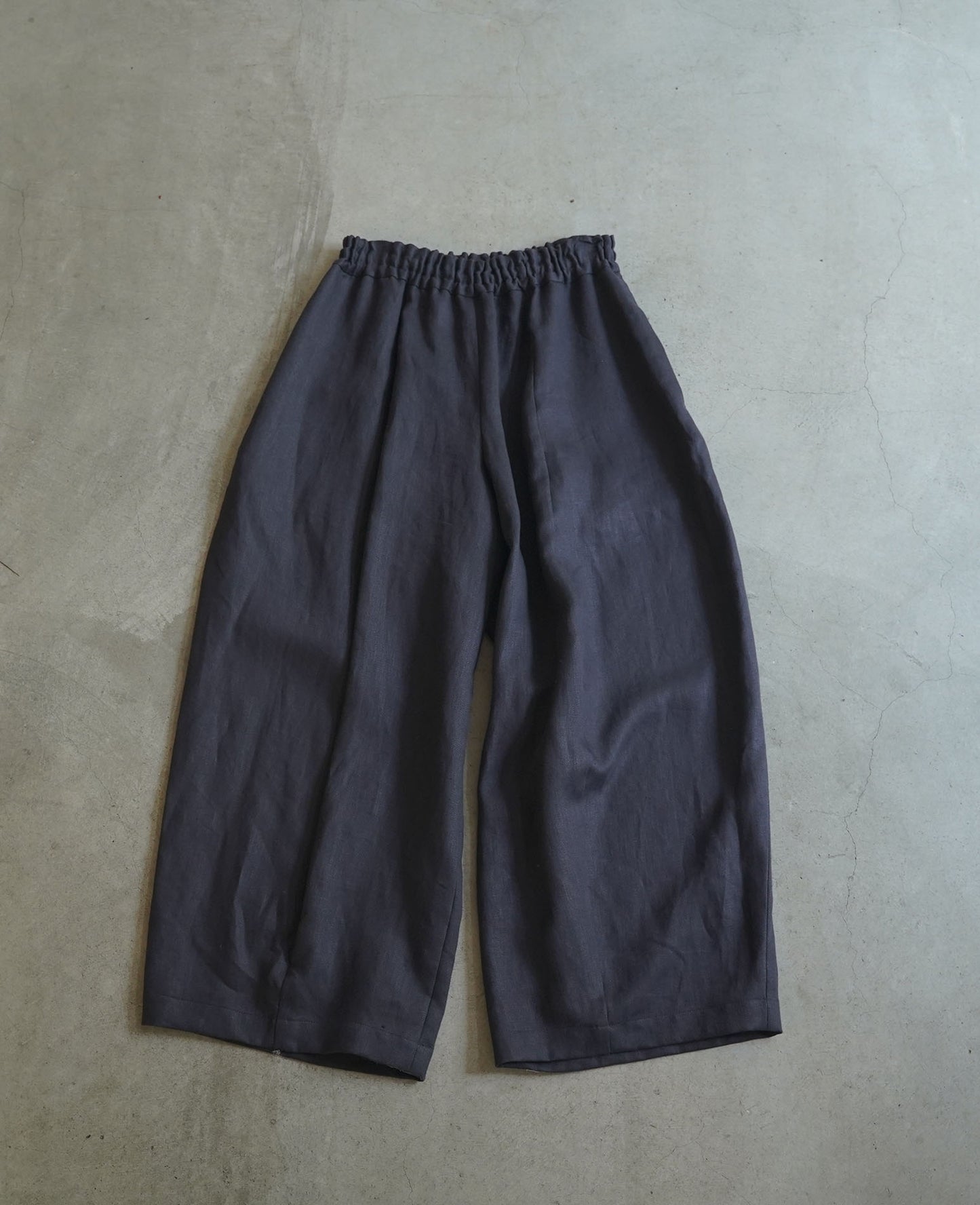 [Available from 12:00 PM on Saturday, September 13th] Wide-leg pants / Heavy linen twill / Black