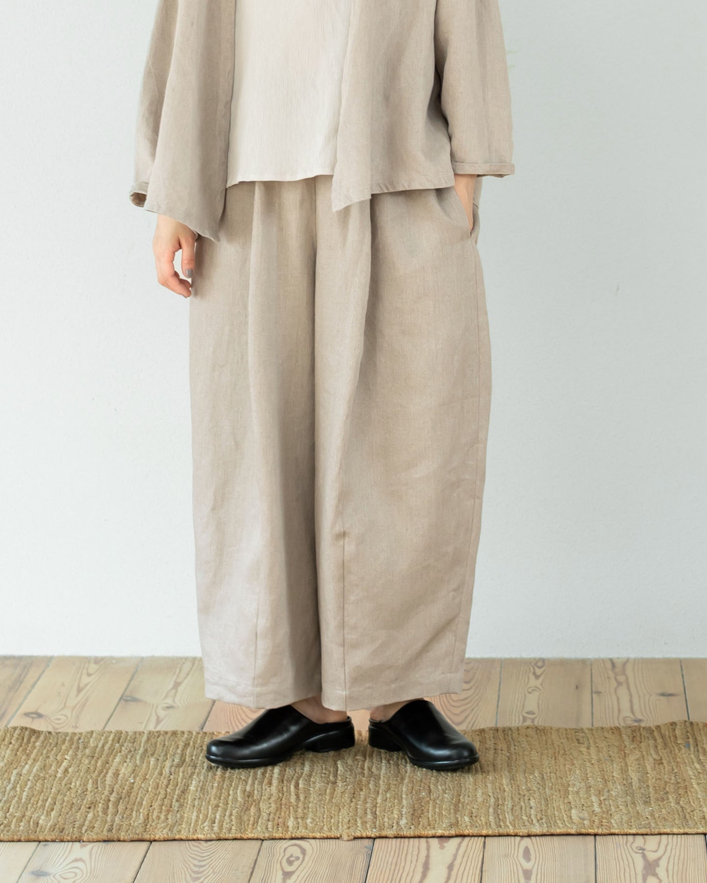 [Available from 12:00 PM on Saturday, September 13th] Wide-leg pants / Heavy linen twill / Beige