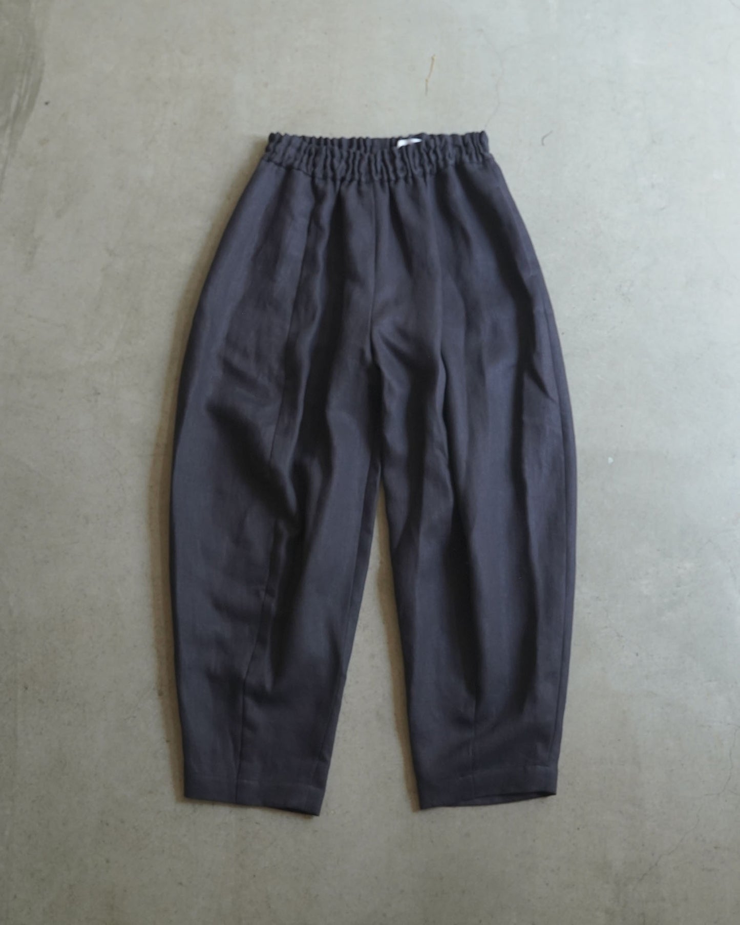 [Available from 12:00 PM on Saturday, September 13th] Tapered Pants / Heavy Linen Twill / Black