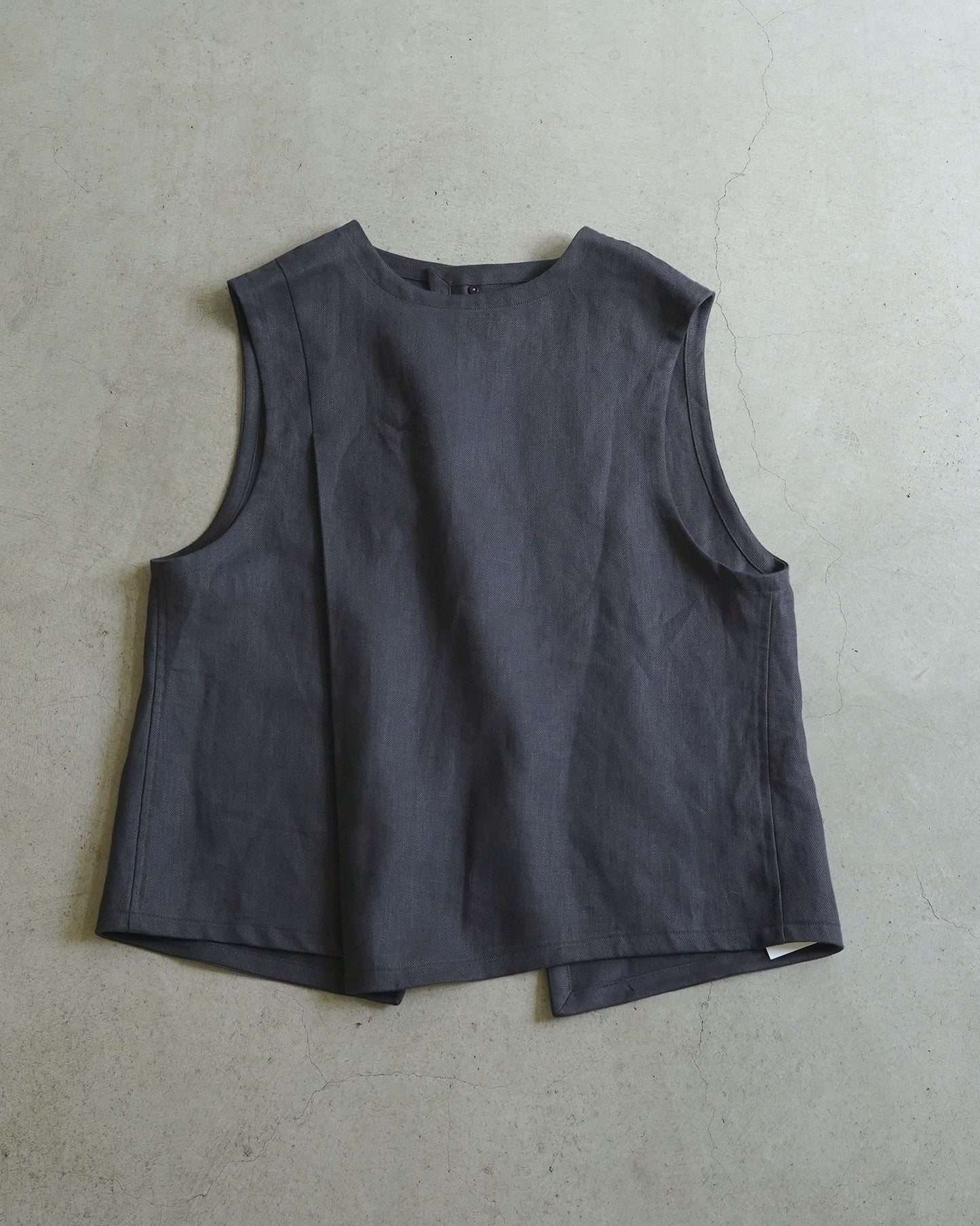 [Available from 12:00 PM on Saturday, September 13th] Tuck Vest / Heavy Linen Twill / Black