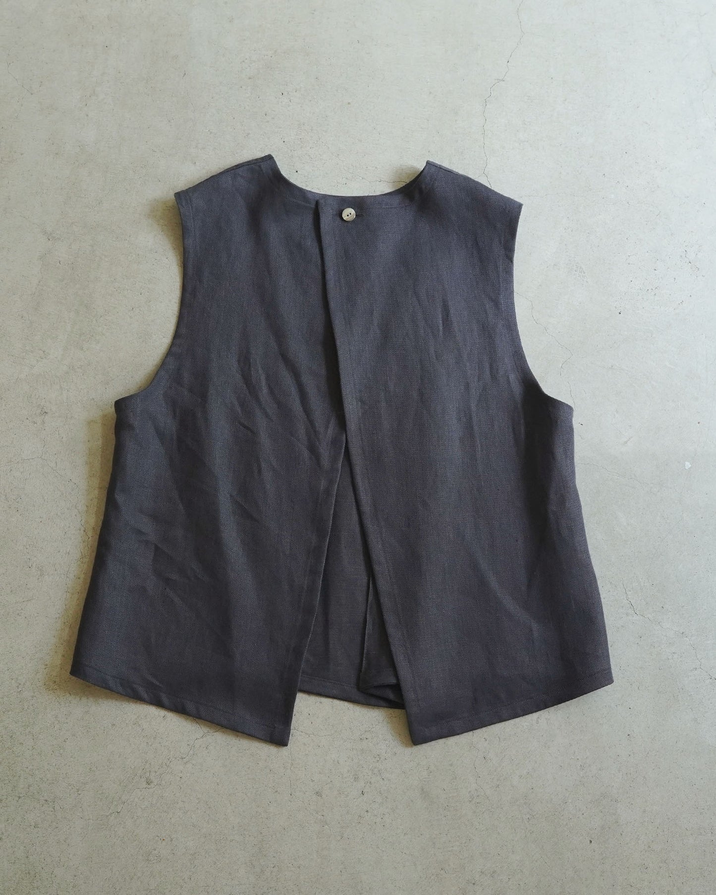 [Available from 12:00 PM on Saturday, September 13th] Tuck Vest / Heavy Linen Twill / Black