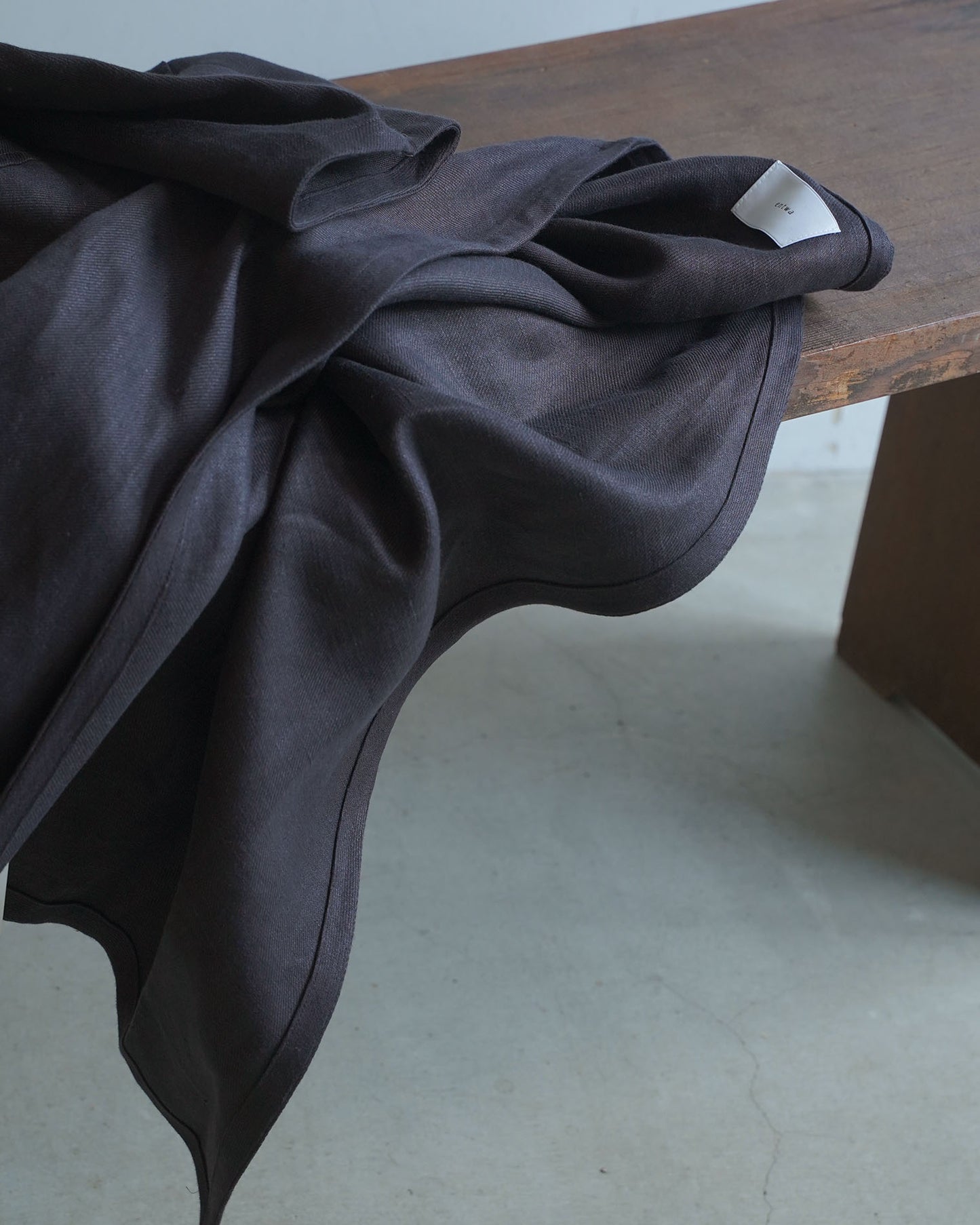 [Available from 12:00 PM on Saturday, September 13th] Short Robe / Heavy Linen Twill / Black