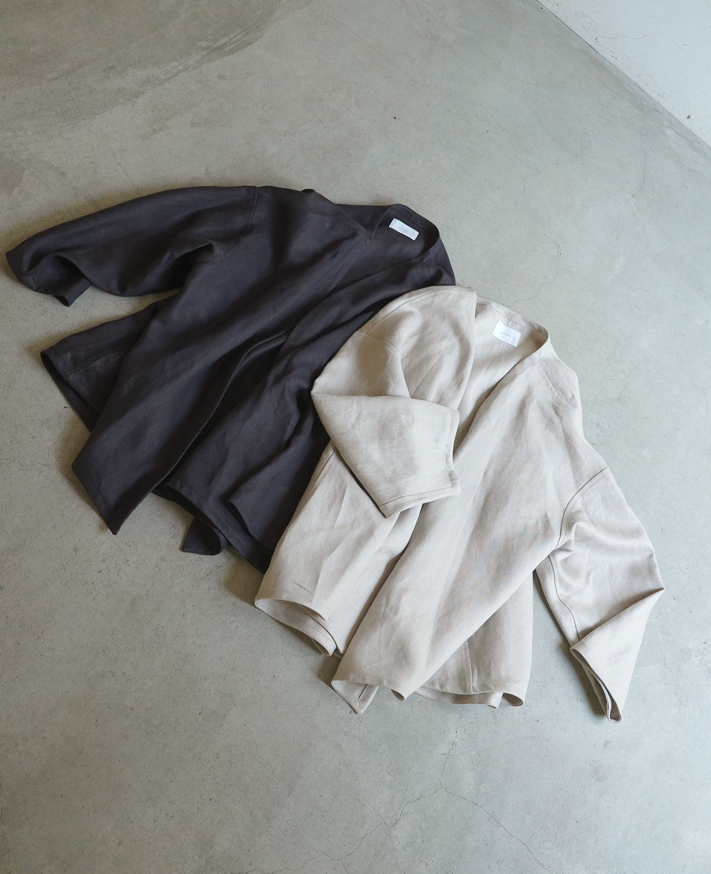 [Available from 12:00 PM on Saturday, September 13th] Short Robe / Heavy Linen Twill / Black