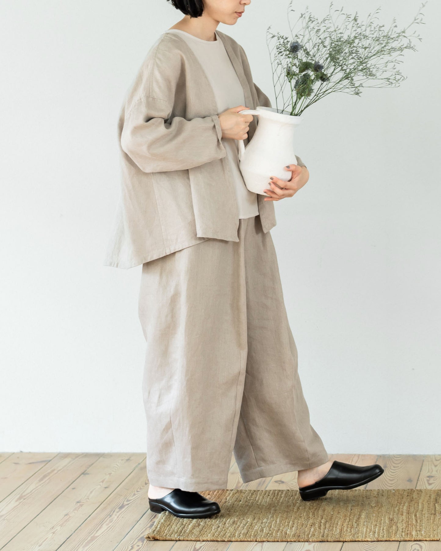 [Available from 12:00 PM on Saturday, September 13th] Wide-leg pants / Heavy linen twill / Beige