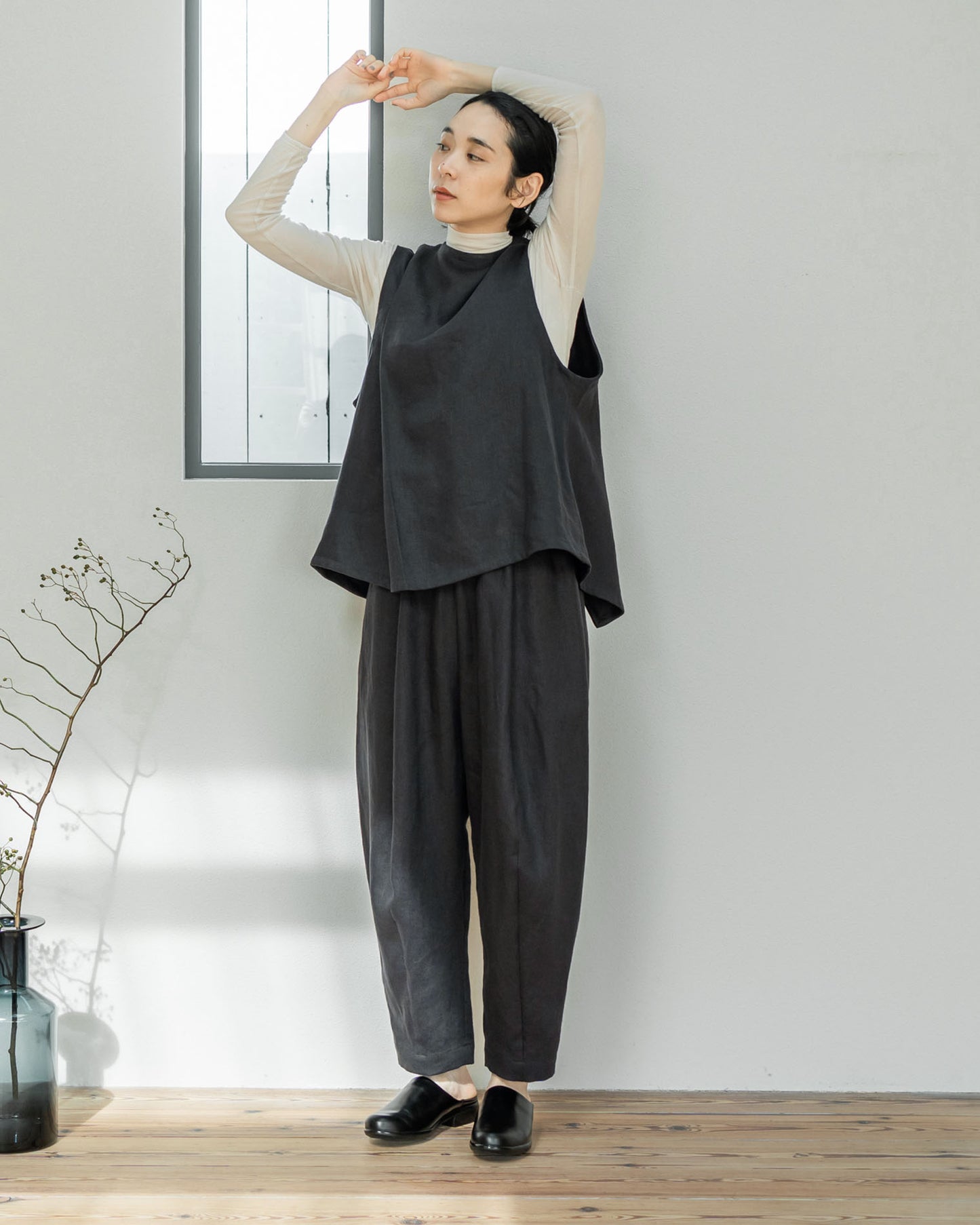 [Available from 12:00 PM on Saturday, September 13th] Tuck Vest / Heavy Linen Twill / Black