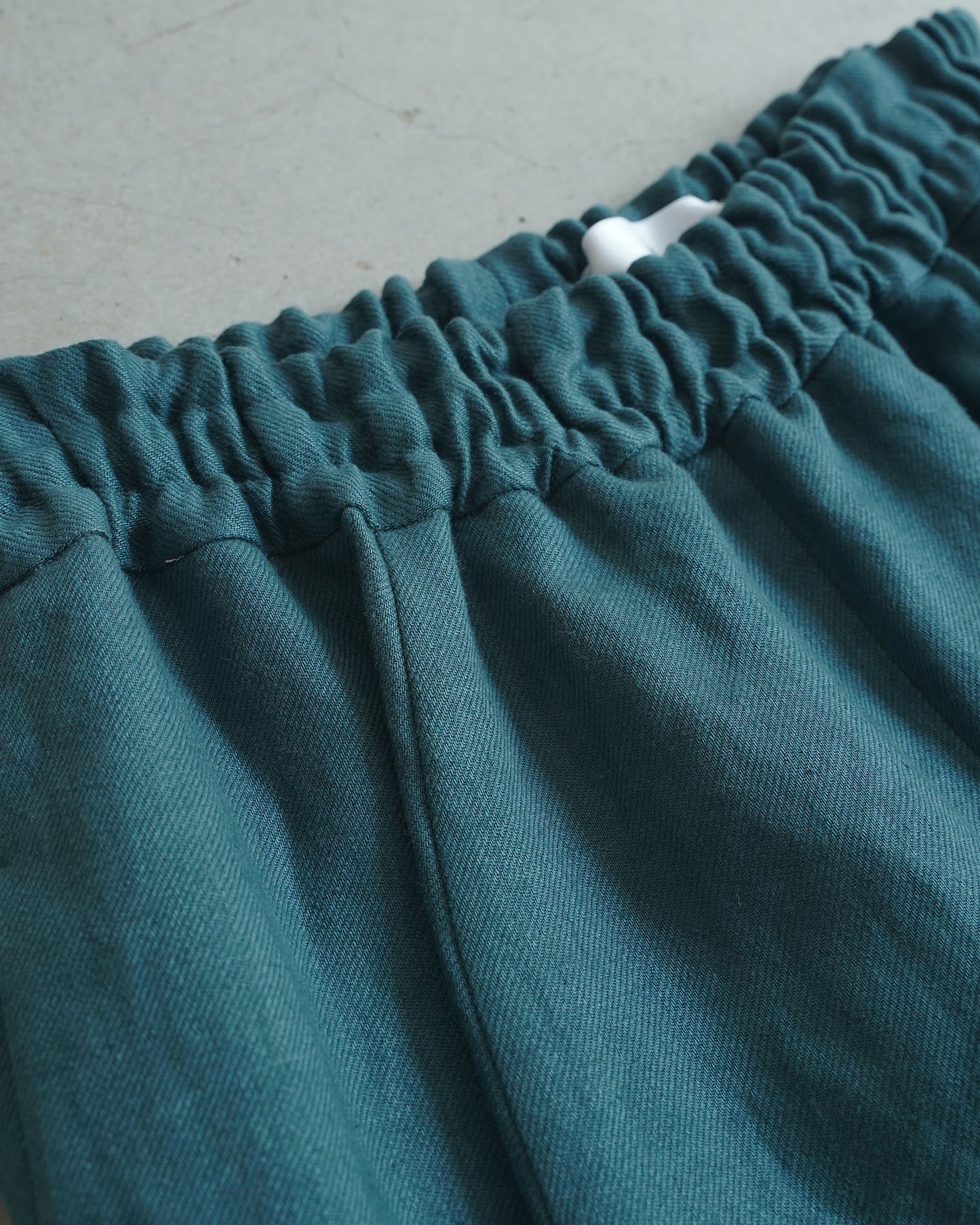 [Available from 12:00 PM on Saturday, September 13th] Tapered Pants / Heavy Linen Twill / Green