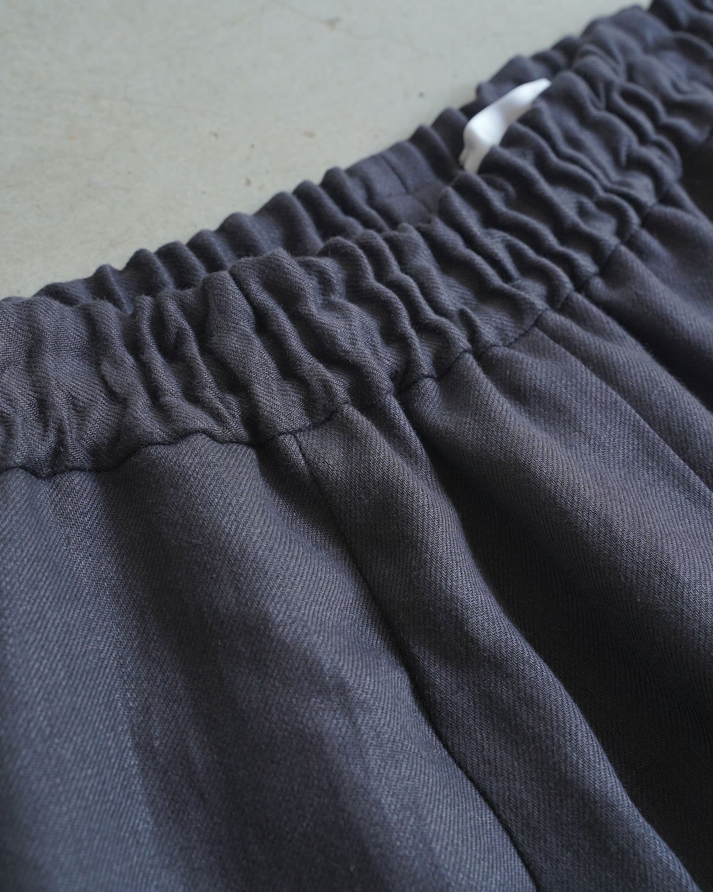 [Available from 12:00 PM on Saturday, September 13th] Wide-leg pants / Heavy linen twill / Black