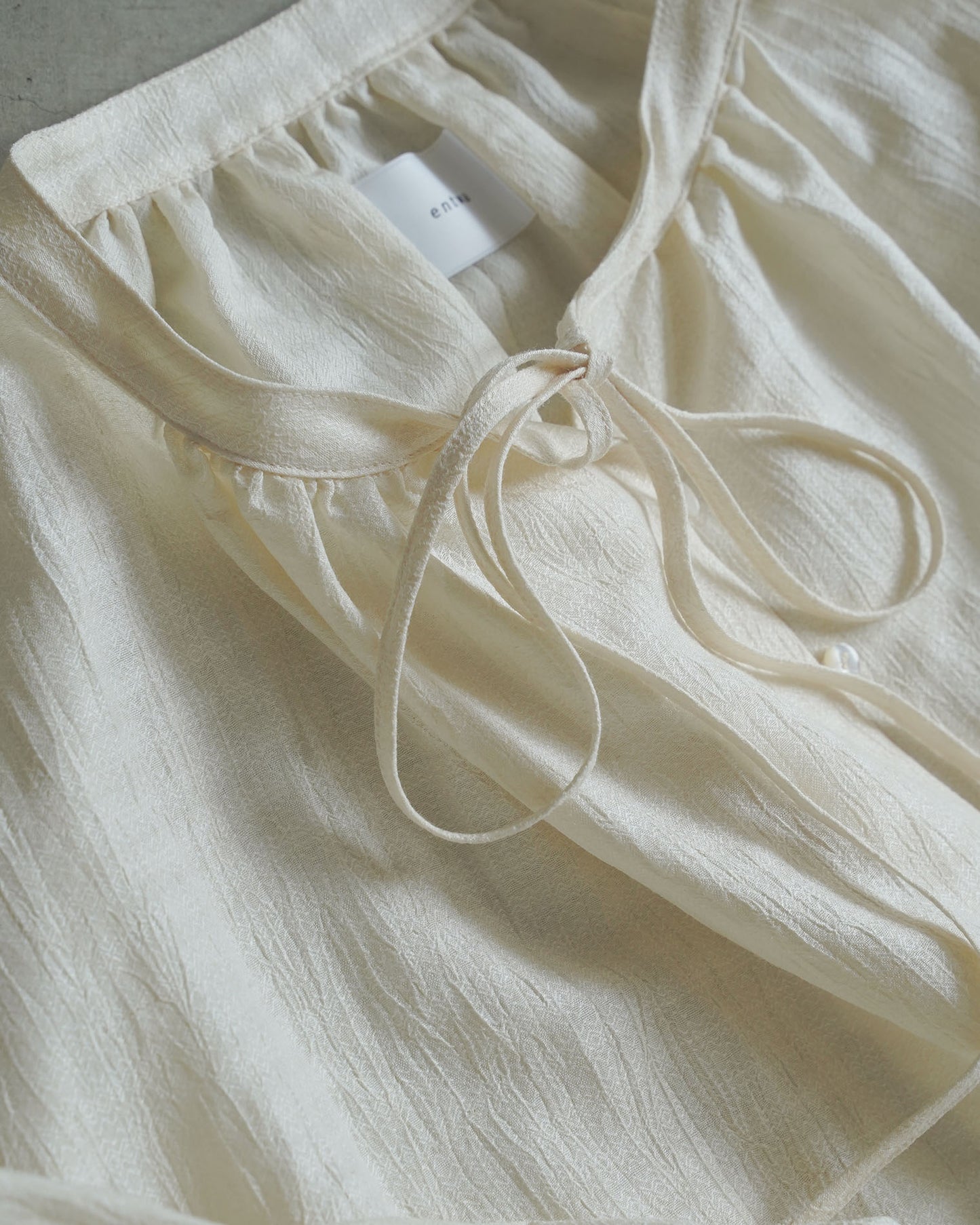Boat neck gathered blouse / linen cotton dobby