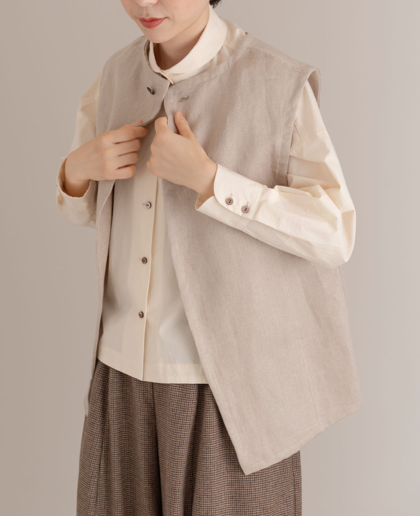 [Available from 12:00 PM on Saturday, September 13th] Tucked Vest / Heavy Linen Twill / Beige