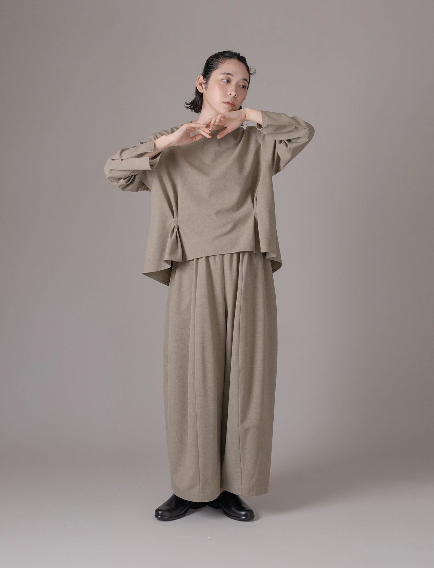 [On sale from 12:00 on Saturday, March 1st] Side tuck blouse / Melange polyester