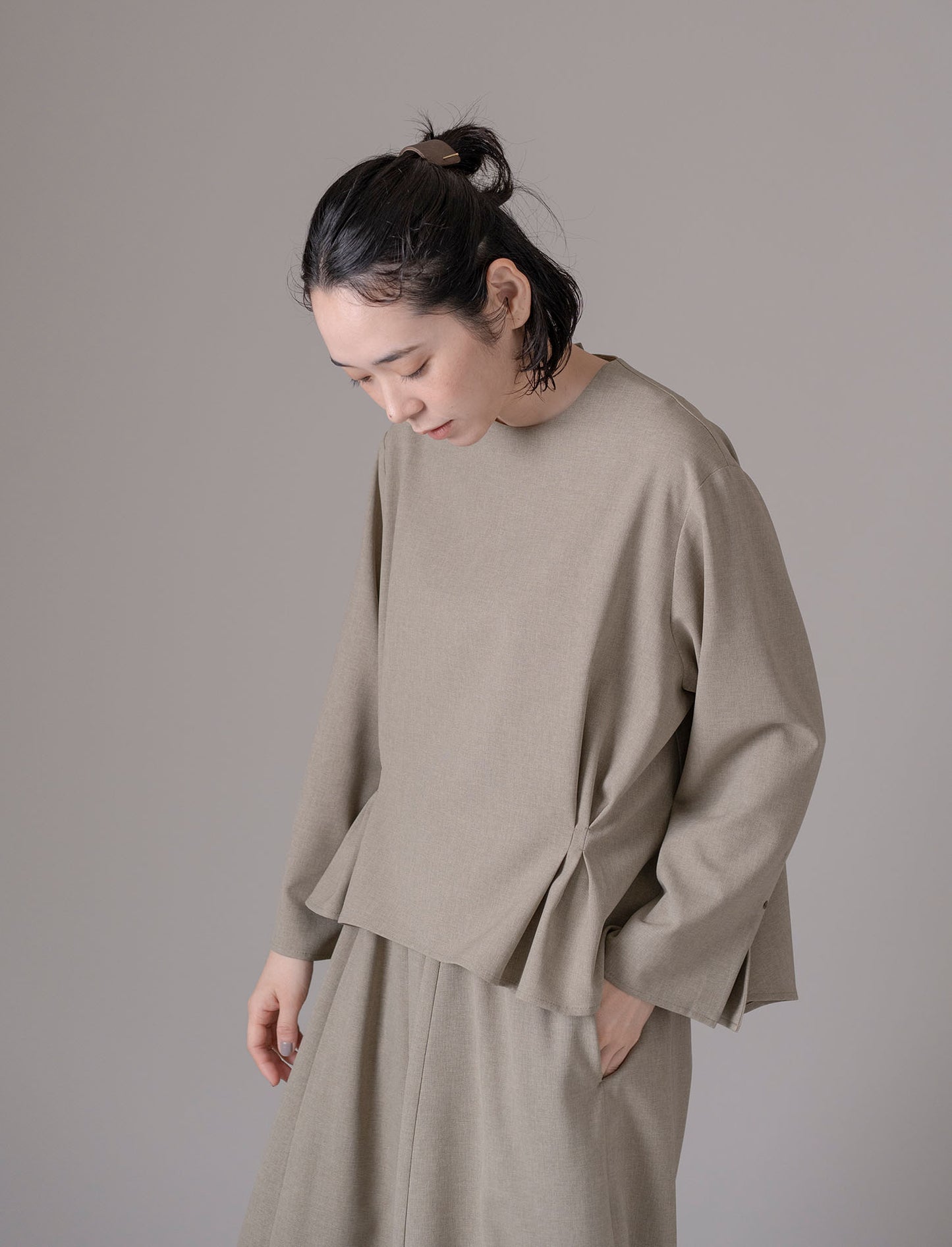 [On sale from 12:00 on Saturday, March 1st] Side tuck blouse / Melange polyester