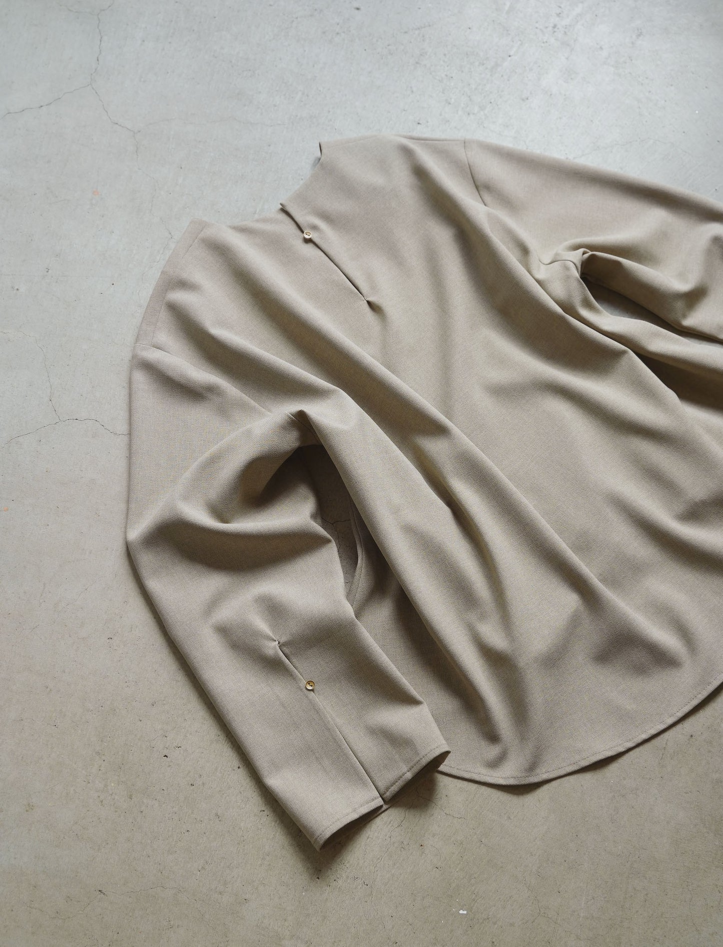 [On sale from 12:00 on Saturday, March 1st] Side tuck blouse / Melange polyester