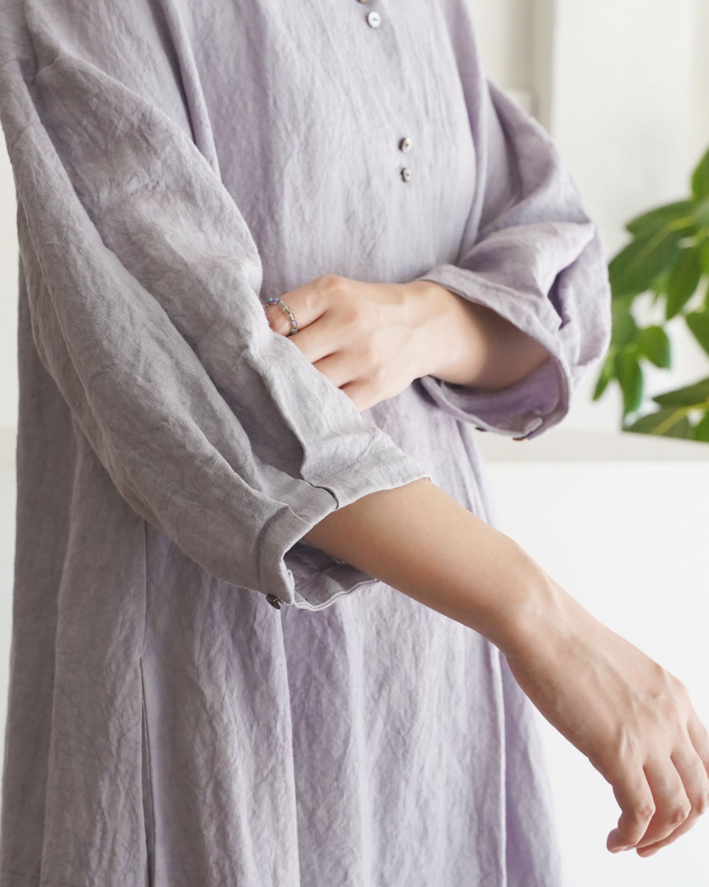[On sale from 12:00 on Saturday, August 2nd] Tuck sleeve dress / Fanage linen