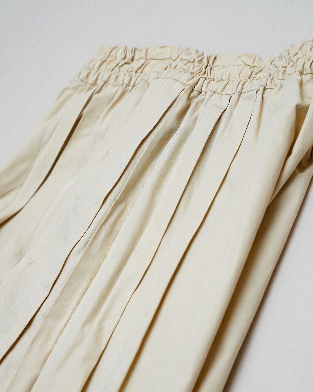 [On sale Saturday, August 8 at 12:00 p.m.] Tuck Pants / Compact Weather