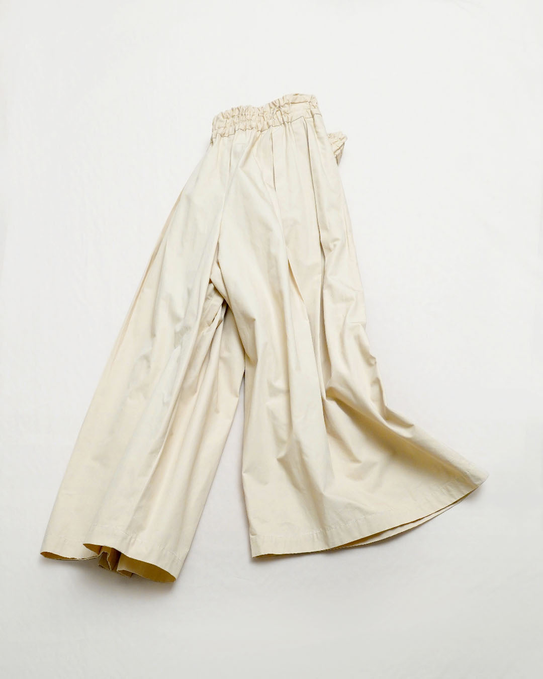 [On sale Saturday, August 8 at 12:00 p.m.] Tuck Pants / Compact Weather