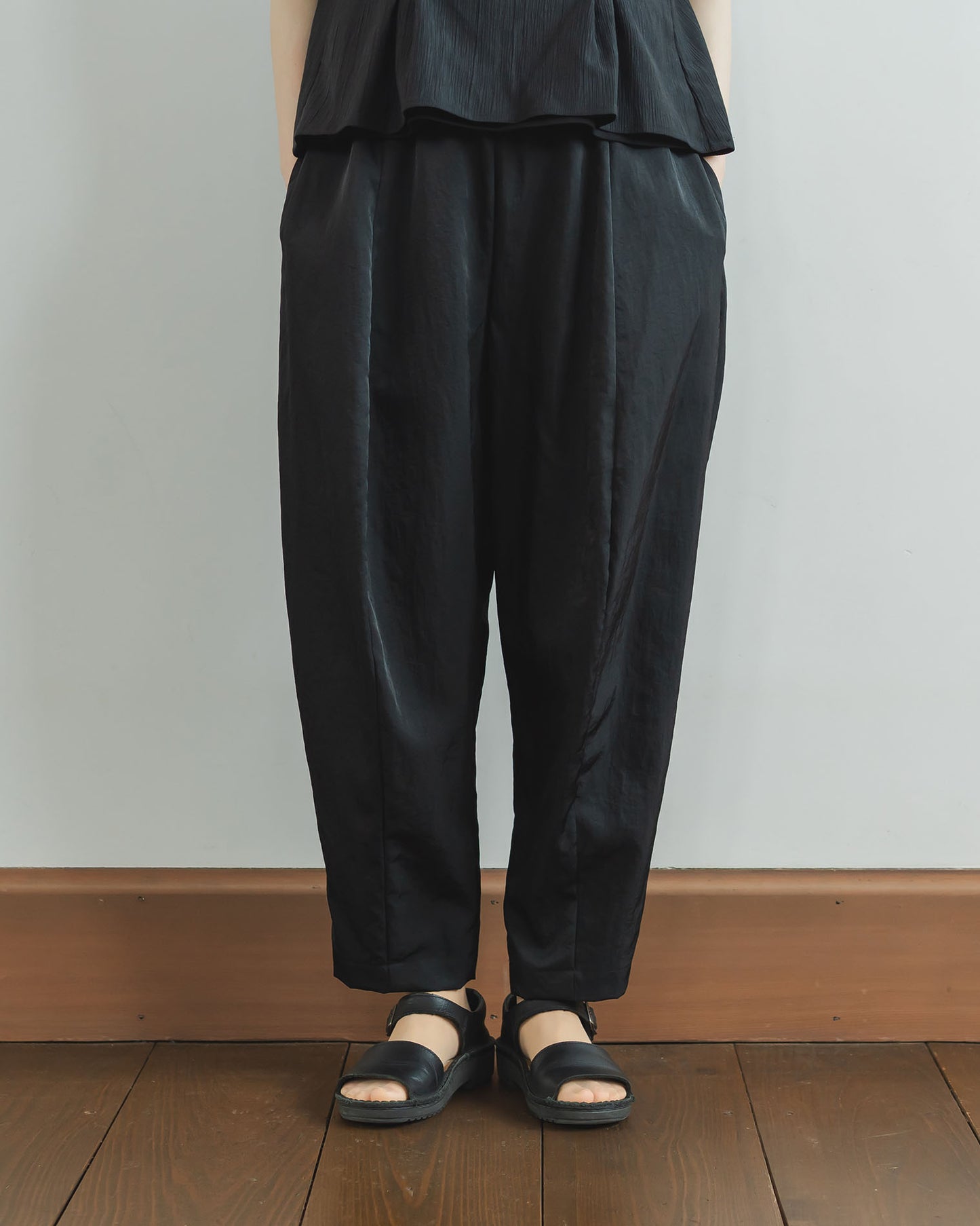 【6.6(土)12:00~発売予定】テーパードパンツ ナイロンツイルスムース