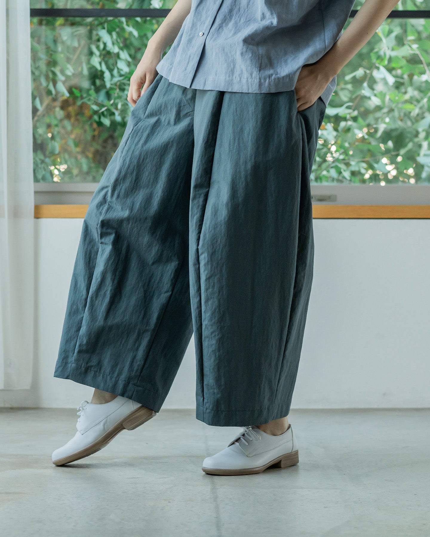 Wide pants / cotton-nylon typewriter