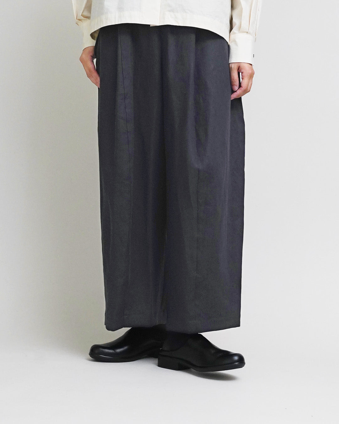 [Available from 12:00 PM on Saturday, September 13th] Wide-leg pants / Heavy linen twill / Black