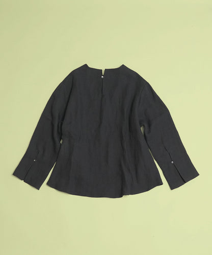 Side-tuck blouse in matte linen