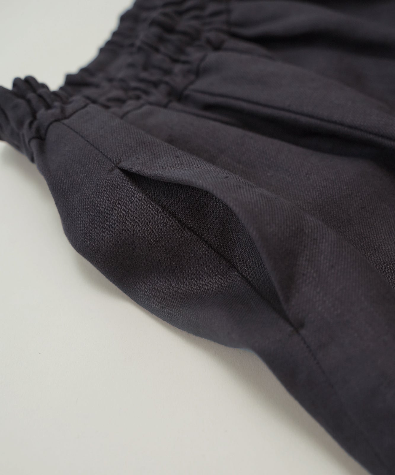 [On sale from 12:00 on Saturday, August 10th]Box pleated skirt in heavy linen twill