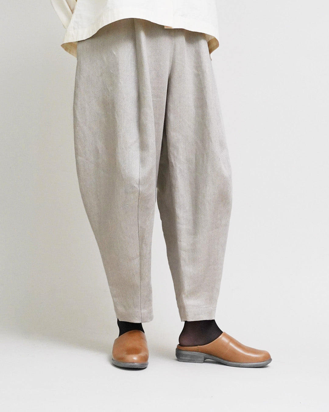 [Available from 12:00 PM on Saturday, September 13th] Tapered Pants / Heavy Linen Twill / Beige